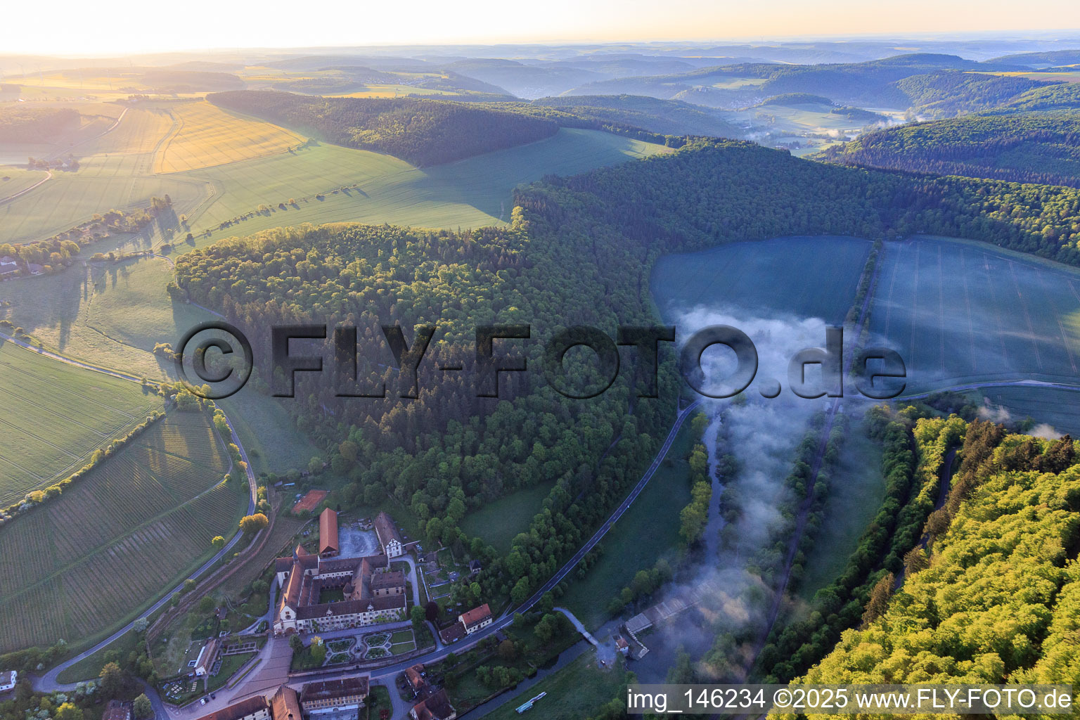 Luftaufnahme von Hotel Kloster Bronnbach mit Abteigarten,  Abteikirche Mariä Himmelfahrt und Missionare d. Heiligen Familie Kloster Bronnbach in Wertheim im Bundesland Baden-Württemberg, Deutschland