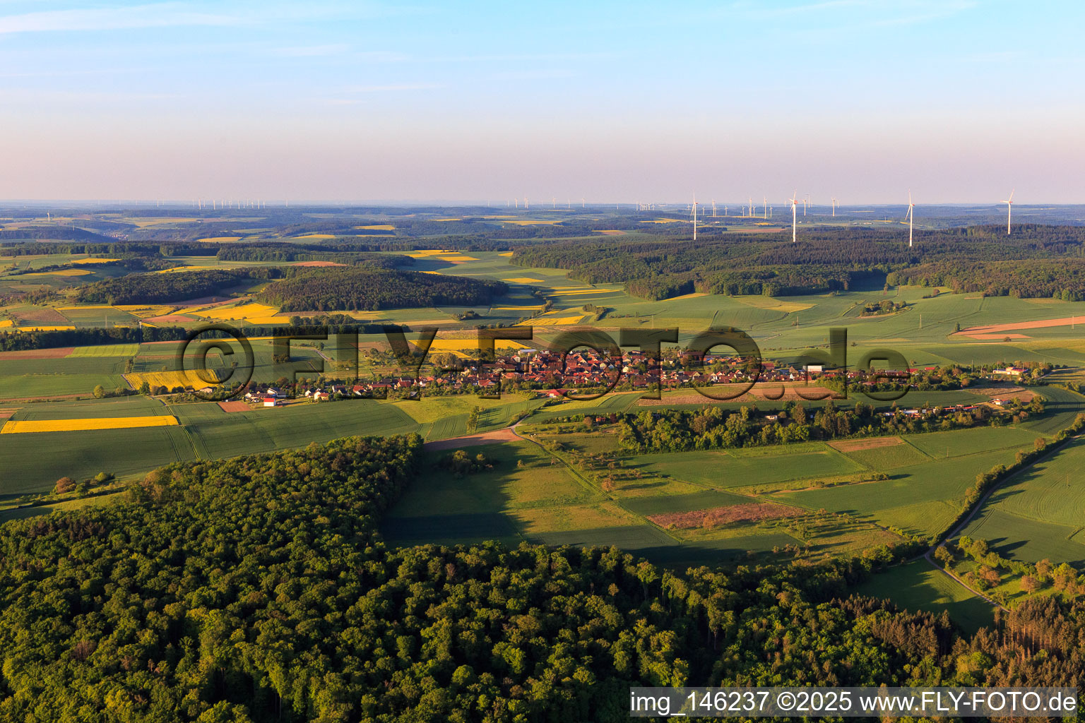 Dorfansicht am Morgen aus Norden im Ortsteil Uissigheim in Külsheim im Bundesland Baden-Württemberg, Deutschland