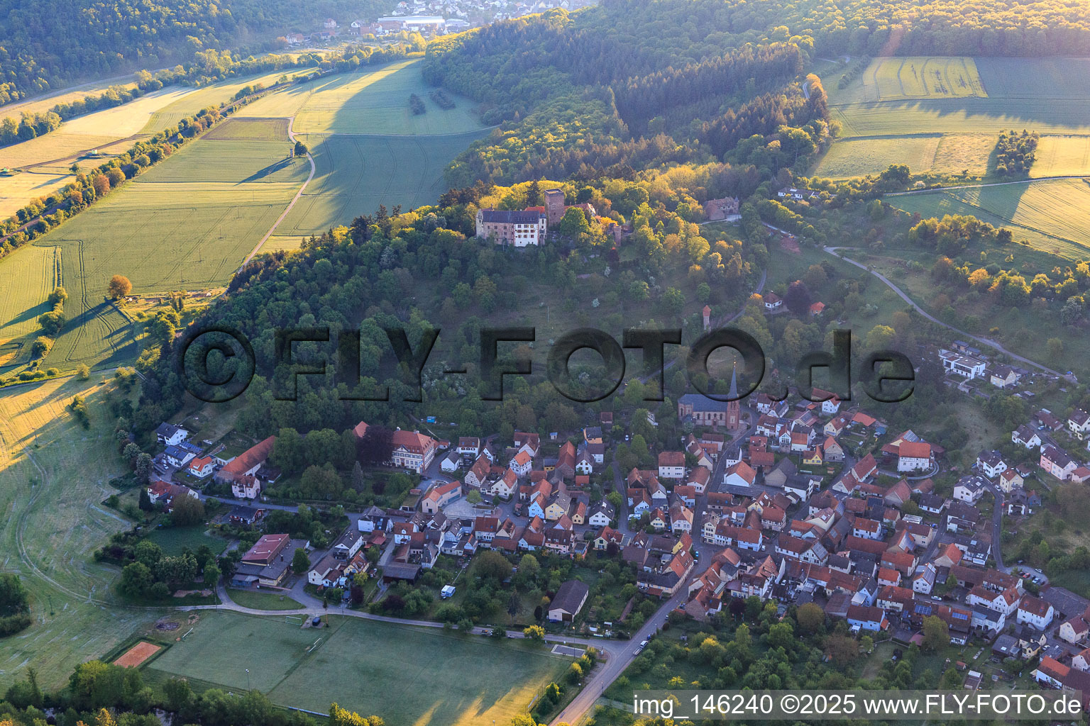 Orts unterhalb der Burg und des Burgparks Gamburg in Werbach im Bundesland Baden-Württemberg, Deutschland