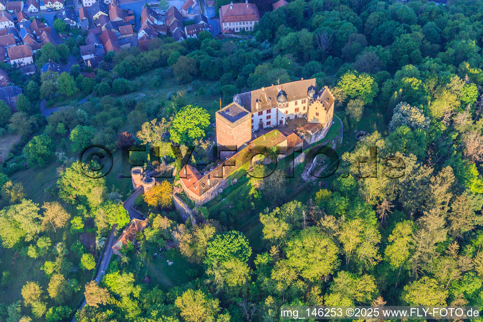 Burg und Burgpark Gamburg in Werbach im Bundesland Baden-Württemberg, Deutschland von oben
