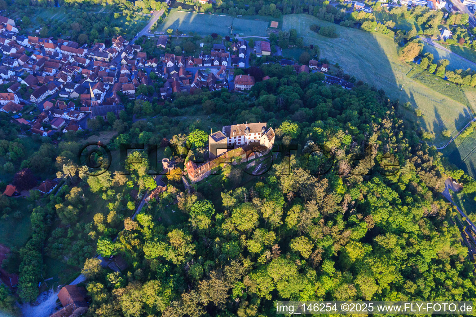Burg und Burgpark Gamburg über dem gleichnamigen Ort im Taubertal in Werbach im Bundesland Baden-Württemberg, Deutschland