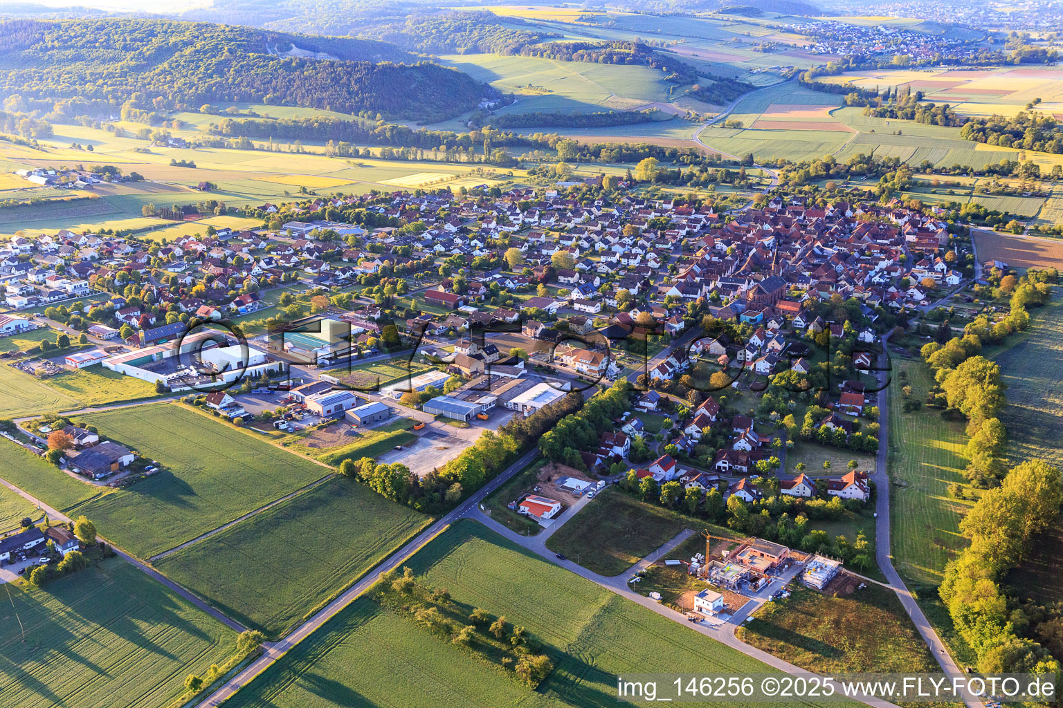 Ortsansicht im lieblichen Taubertal am Morgen aus Nordwesten in Werbach im Bundesland Baden-Württemberg, Deutschland