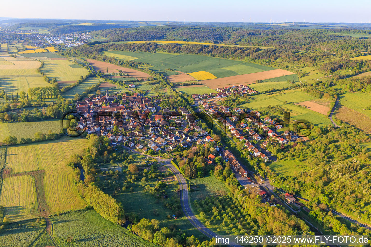 Luftbild von Ortsansicht im lieblichen Taubertal am Morgen aus Norden im Ortsteil Hochhausen in Tauberbischofsheim im Bundesland Baden-Württemberg, Deutschland