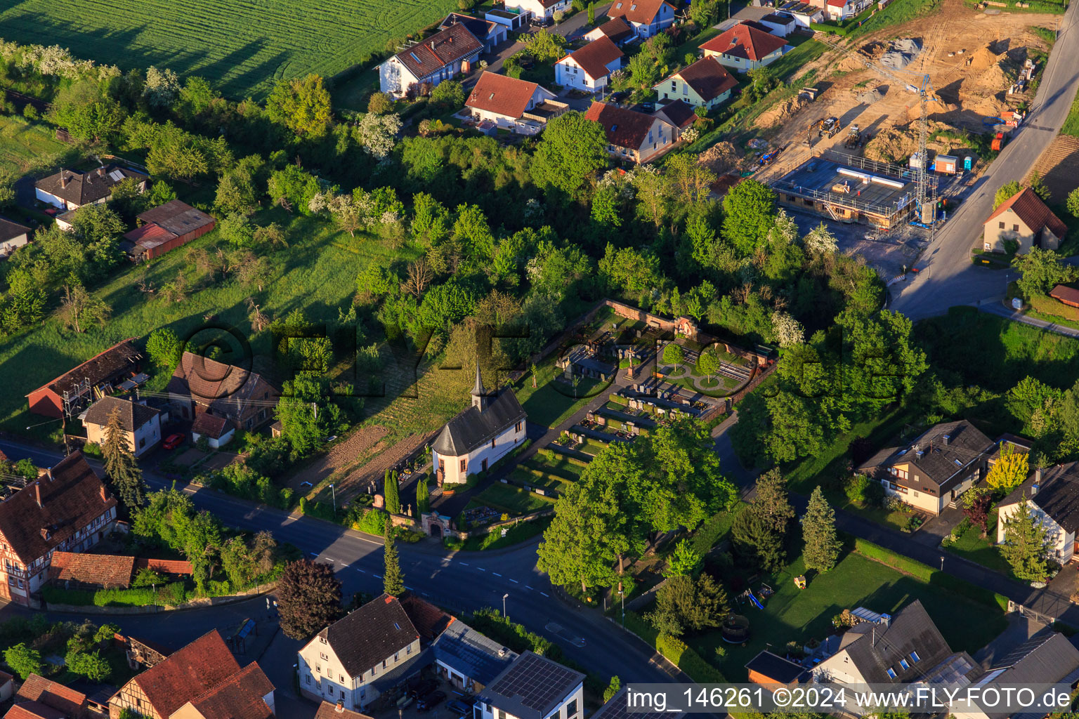 Friedhof Hochhausen mit Friedhofskapelle St. Johann Babtist in Tauberbischofsheim im Bundesland Baden-Württemberg, Deutschland