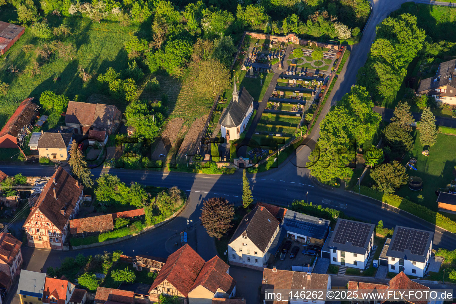 Luftbild von Friedhof Hochhausen mit Friedhofskapelle St. Johann Babtist in Tauberbischofsheim im Bundesland Baden-Württemberg, Deutschland