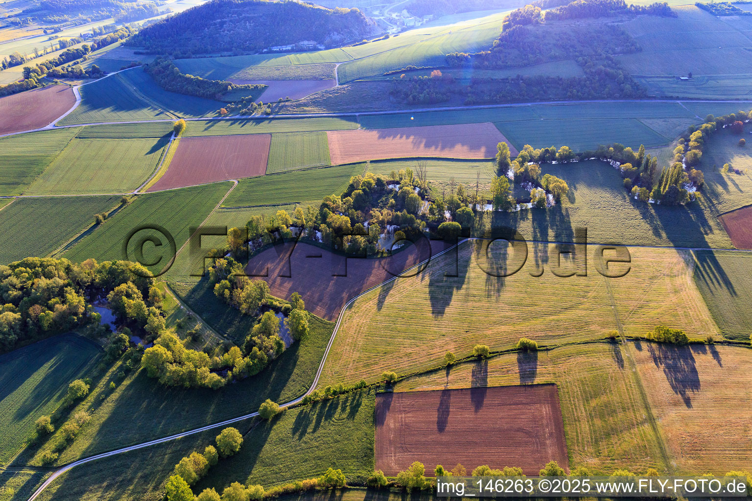 Mäandernder Flußverlauf im lieblichen Taubertal am Morgen aus Westen im Ortsteil Hochhausen in Tauberbischofsheim im Bundesland Baden-Württemberg, Deutschland