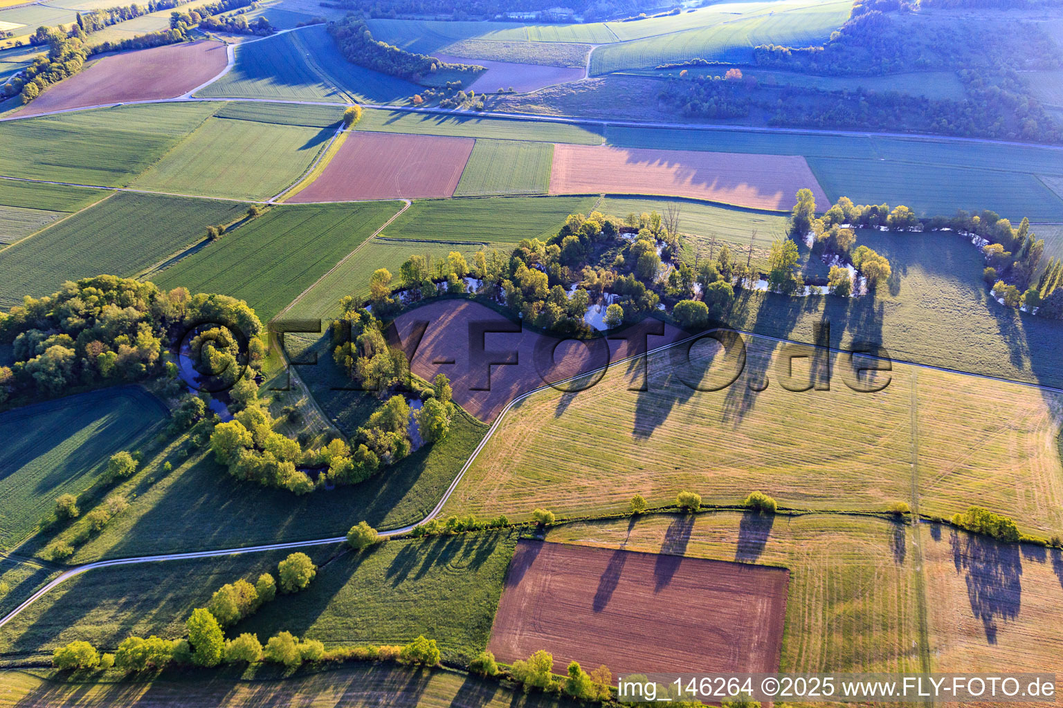 Luftbild von Mäandernder Flußverlauf im lieblichen Taubertal am Morgen aus Westen im Ortsteil Hochhausen in Tauberbischofsheim im Bundesland Baden-Württemberg, Deutschland