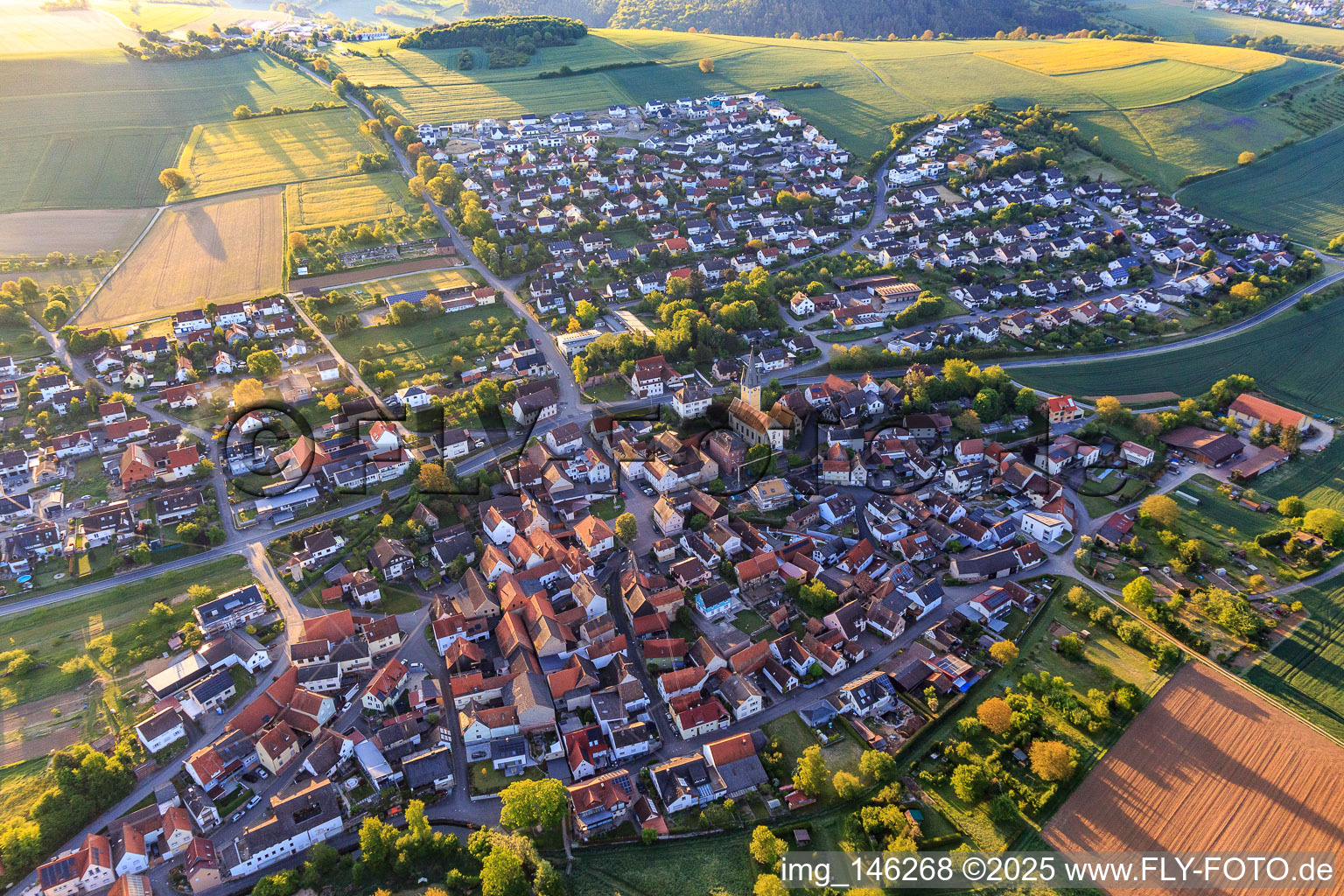 Ortsansicht im lieblichen Taubertal am Morgen aus Nordwesten im Ortsteil Impfingen in Tauberbischofsheim im Bundesland Baden-Württemberg, Deutschland