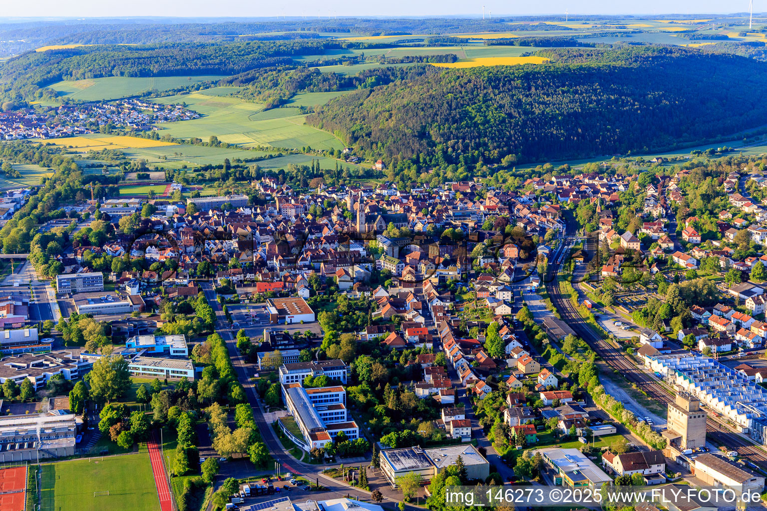 Ortsansicht im lieblichen Taubertal am Morgen aus Norden mit Agentur für Arbeit Tauberbischofsheim im Bundesland Baden-Württemberg, Deutschland