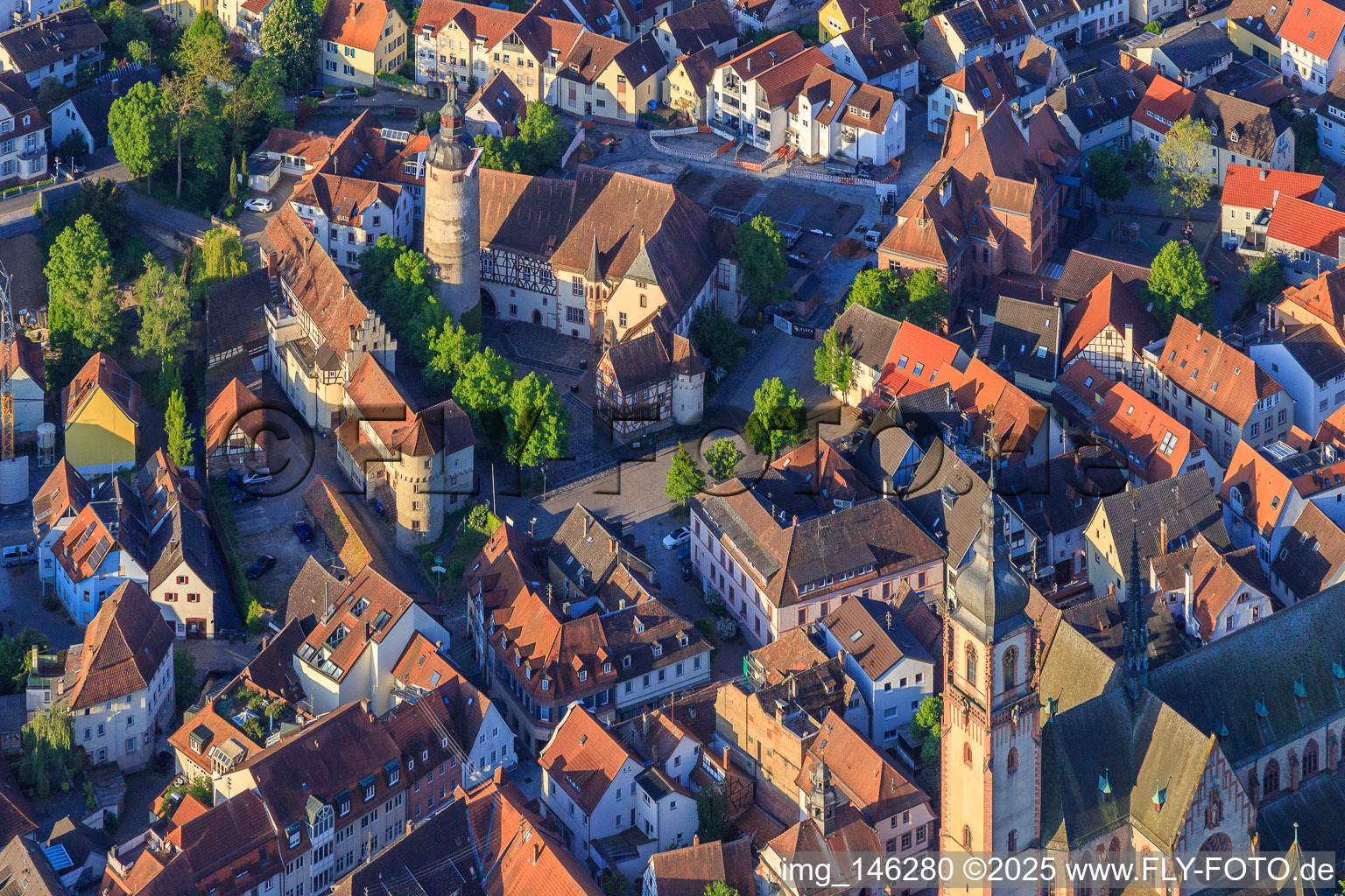 Tauberfränkisches Landschaftsmuseum im  Kurmainzisches Schloss mit Türmersturm in Tauberbischofsheim im Bundesland Baden-Württemberg, Deutschland
