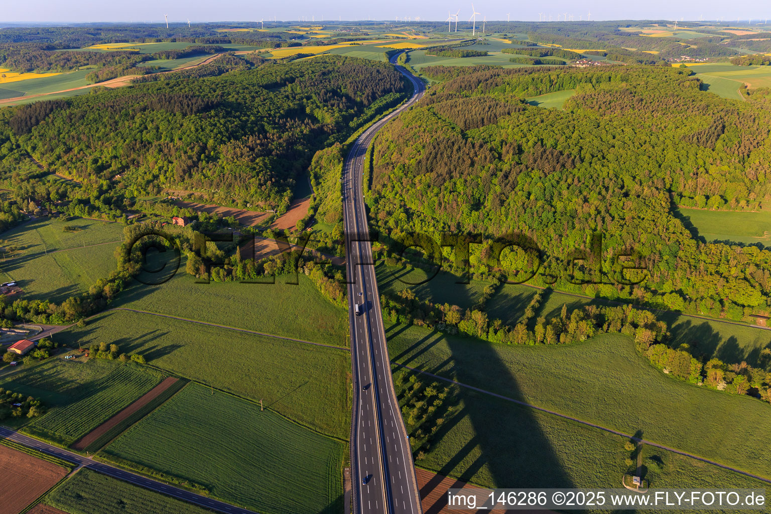 Verlauf der Autobahn A81 nach Westen nach Querung des Taubertals im Ortsteil Distelhausen in Tauberbischofsheim im Bundesland Baden-Württemberg, Deutschland