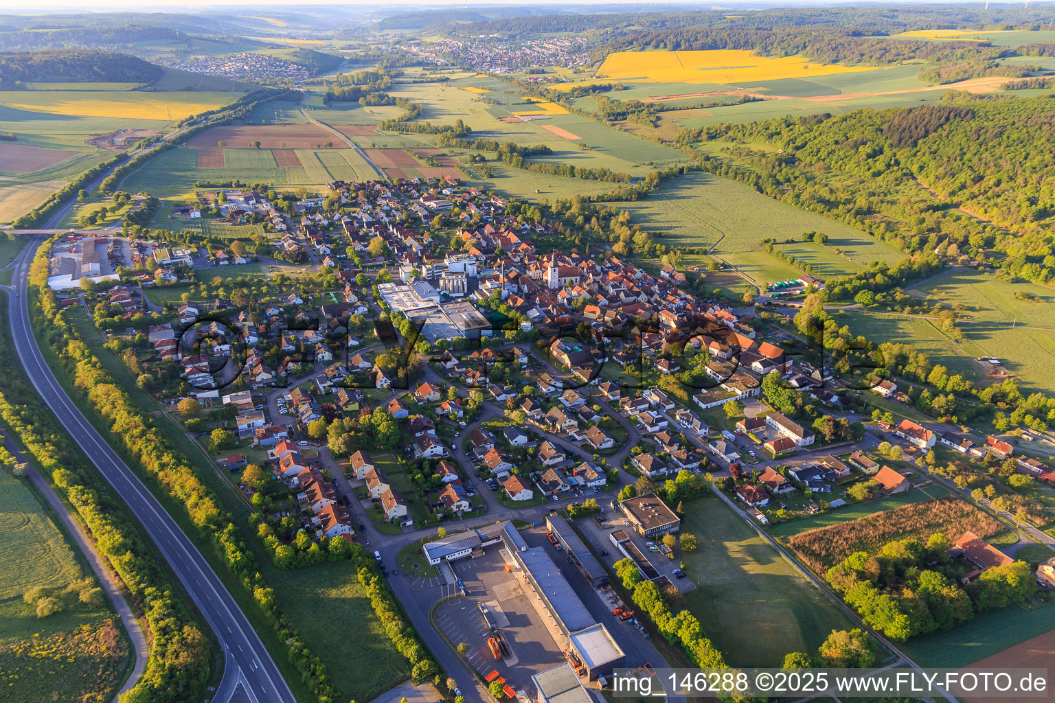 Ortsansicht aus Norden am Morgen im Taubertal im Ortsteil Distelhausen in Tauberbischofsheim im Bundesland Baden-Württemberg, Deutschland