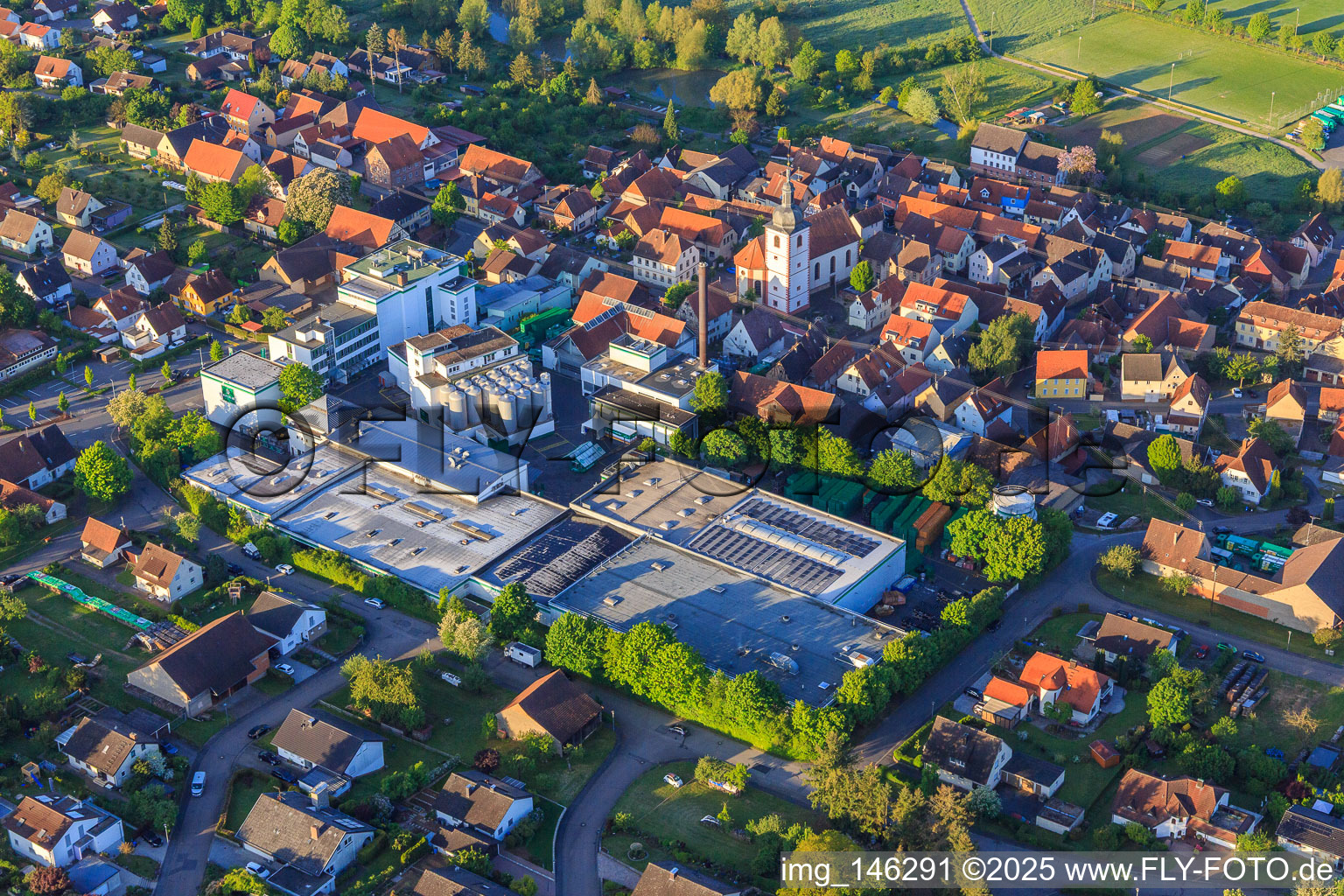 Anlagen der Distelhäuser Brauerei Ernst Bauer GmbH & Co.KG in Ortsmitte im Ortsteil Distelhausen in Tauberbischofsheim im Bundesland Baden-Württemberg, Deutschland