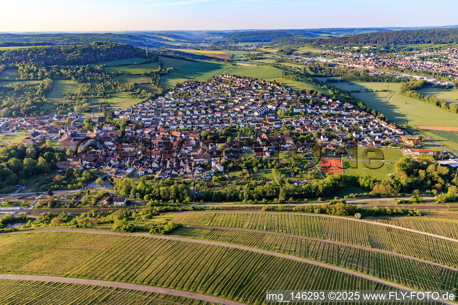 Ortsansicht aus Norden am Morgen im Taubertal im Ortsteil Gerlachsheim in Lauda-Königshofen im Bundesland Baden-Württemberg, Deutschland