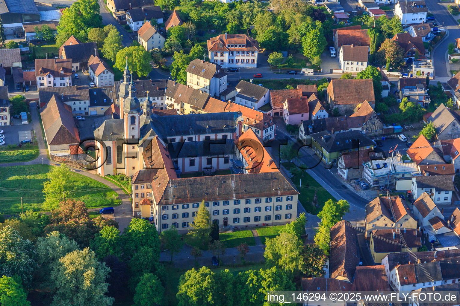 Ehemaliges Kloster Gerlachsheim mit Nardini-Schule und Bildungszentrum  inab – Jugend, Bildung und Beruf. bei der Kirche  Heilig Kreuz in Lauda-Königshofen im Bundesland Baden-Württemberg, Deutschland