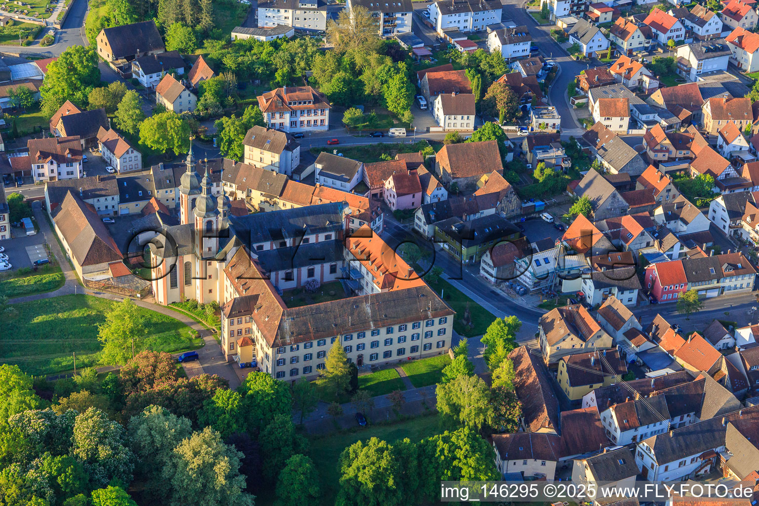 Luftbild von Ehemaliges Kloster Gerlachsheim mit Nardini-Schule und Bildungszentrum  inab – Jugend, Bildung und Beruf. bei der Kirche  Heilig Kreuz in Lauda-Königshofen im Bundesland Baden-Württemberg, Deutschland
