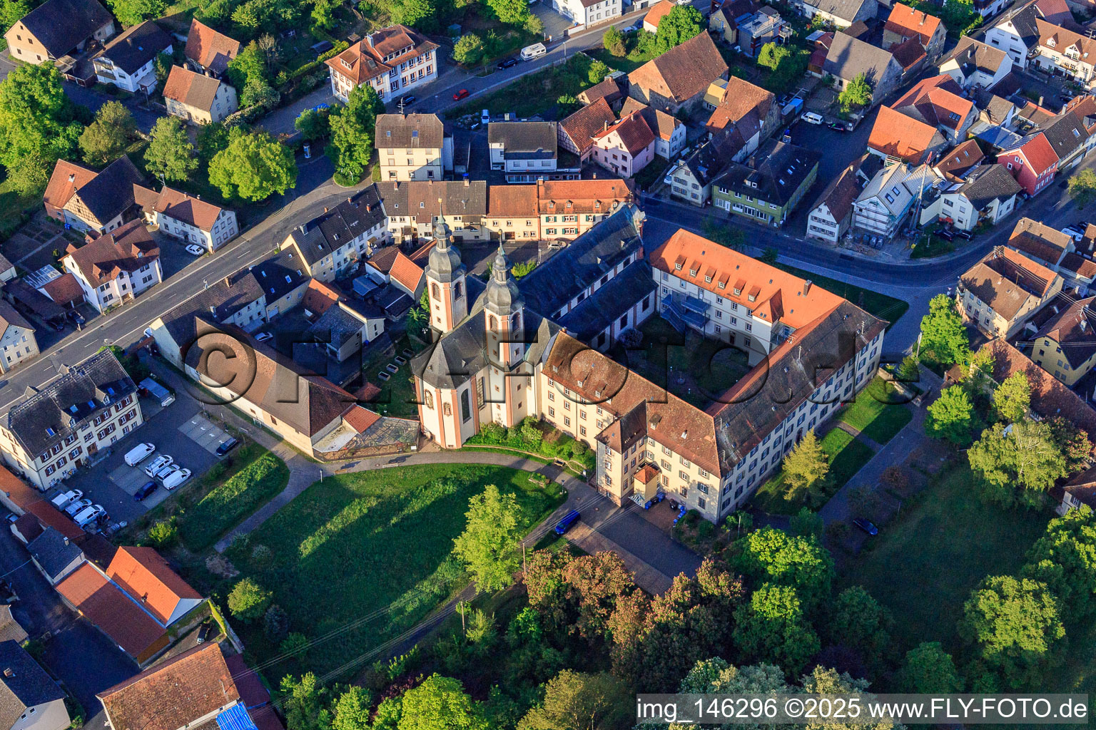 Luftaufnahme von Ehemaliges Kloster Gerlachsheim mit Nardini-Schule und Bildungszentrum inab – Jugend, Bildung und Beruf. bei der Kirche  Heilig Kreuz in Lauda-Königshofen im Bundesland Baden-Württemberg, Deutschland