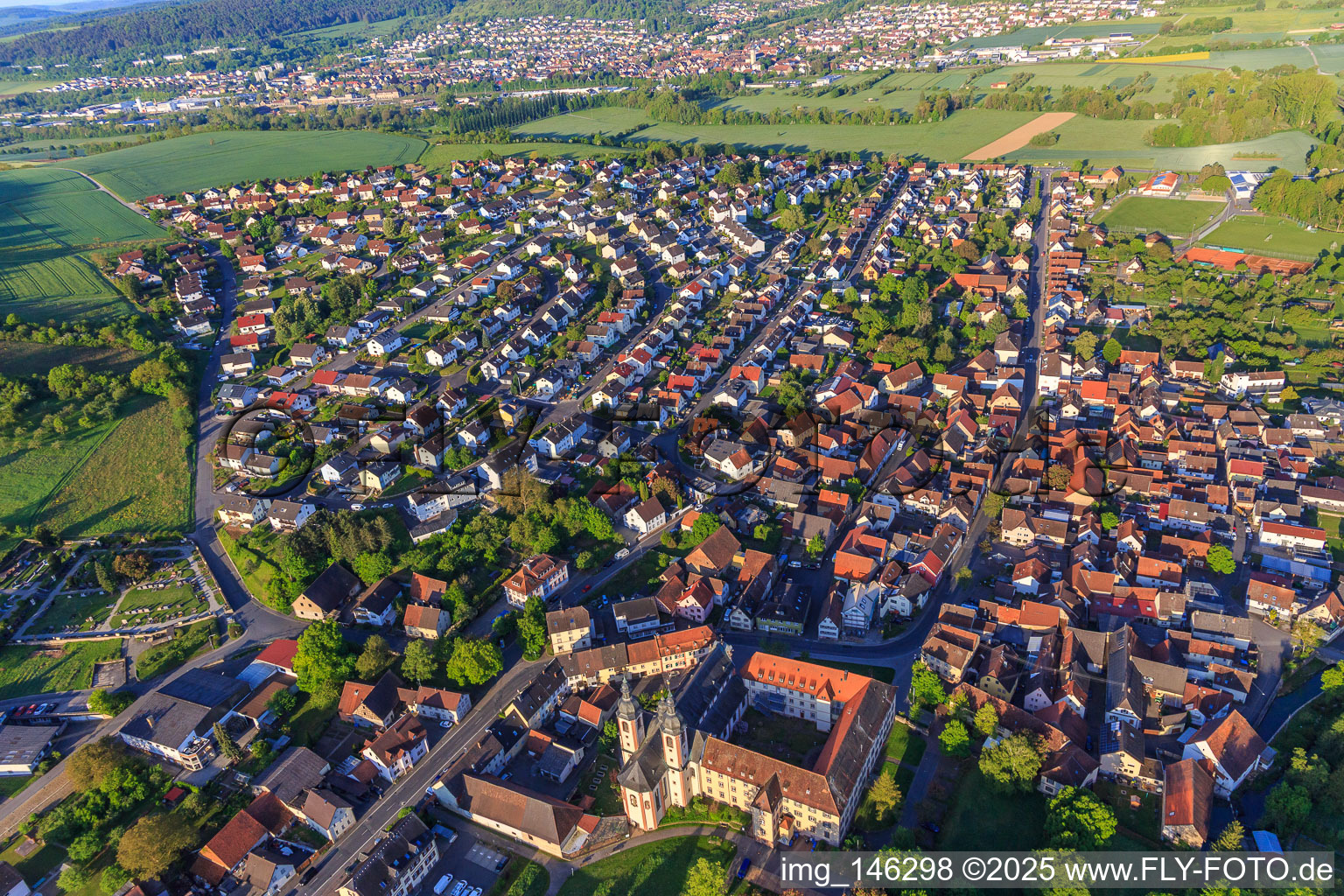 Ortsansicht aus Westen am Morgen im Taubertal im Ortsteil Gerlachsheim in Lauda-Königshofen im Bundesland Baden-Württemberg, Deutschland