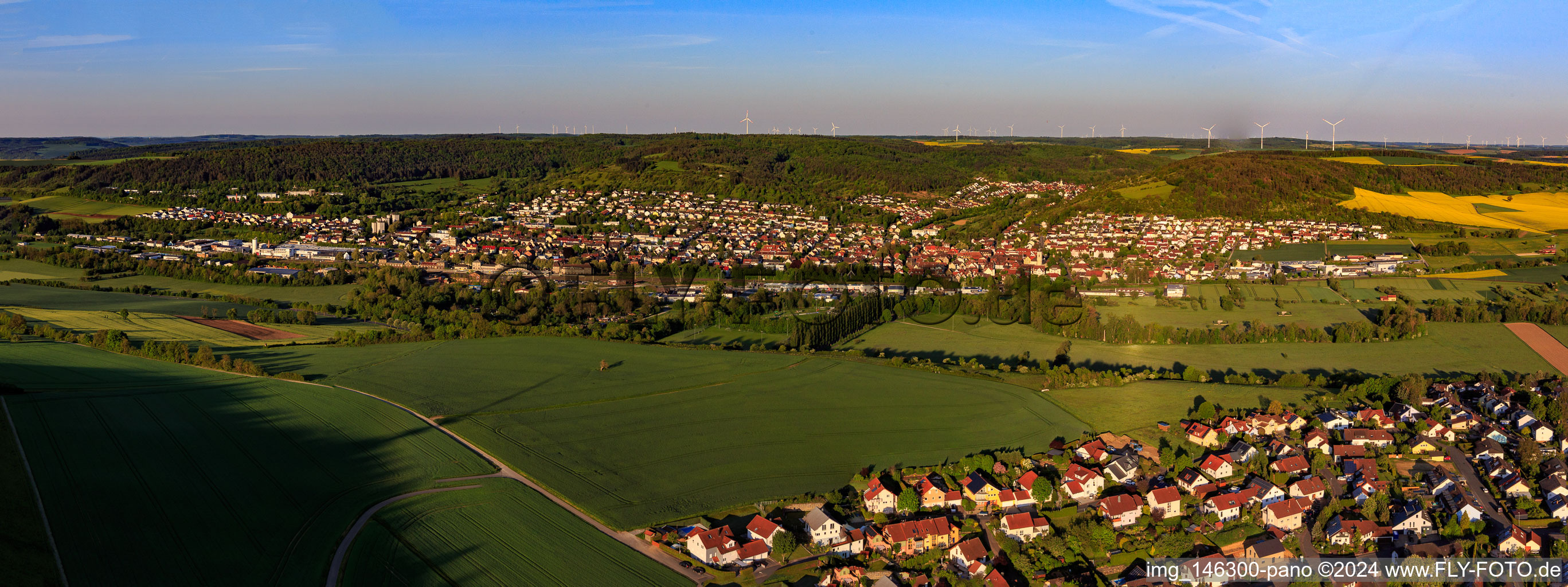 Panorama der Stadt im Taubertal aus Nordosten im Ortsteil Lauda in Lauda-Königshofen im Bundesland Baden-Württemberg, Deutschland