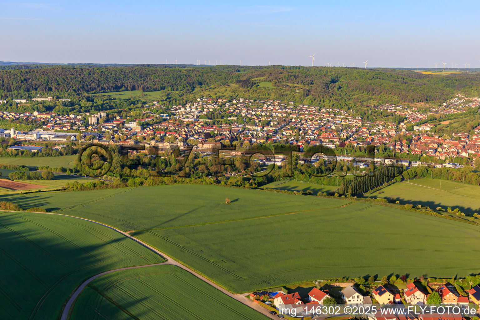 Ortsansicht aus Nordwesten am Morgen im Taubertal im Ortsteil Lauda in Lauda-Königshofen im Bundesland Baden-Württemberg, Deutschland