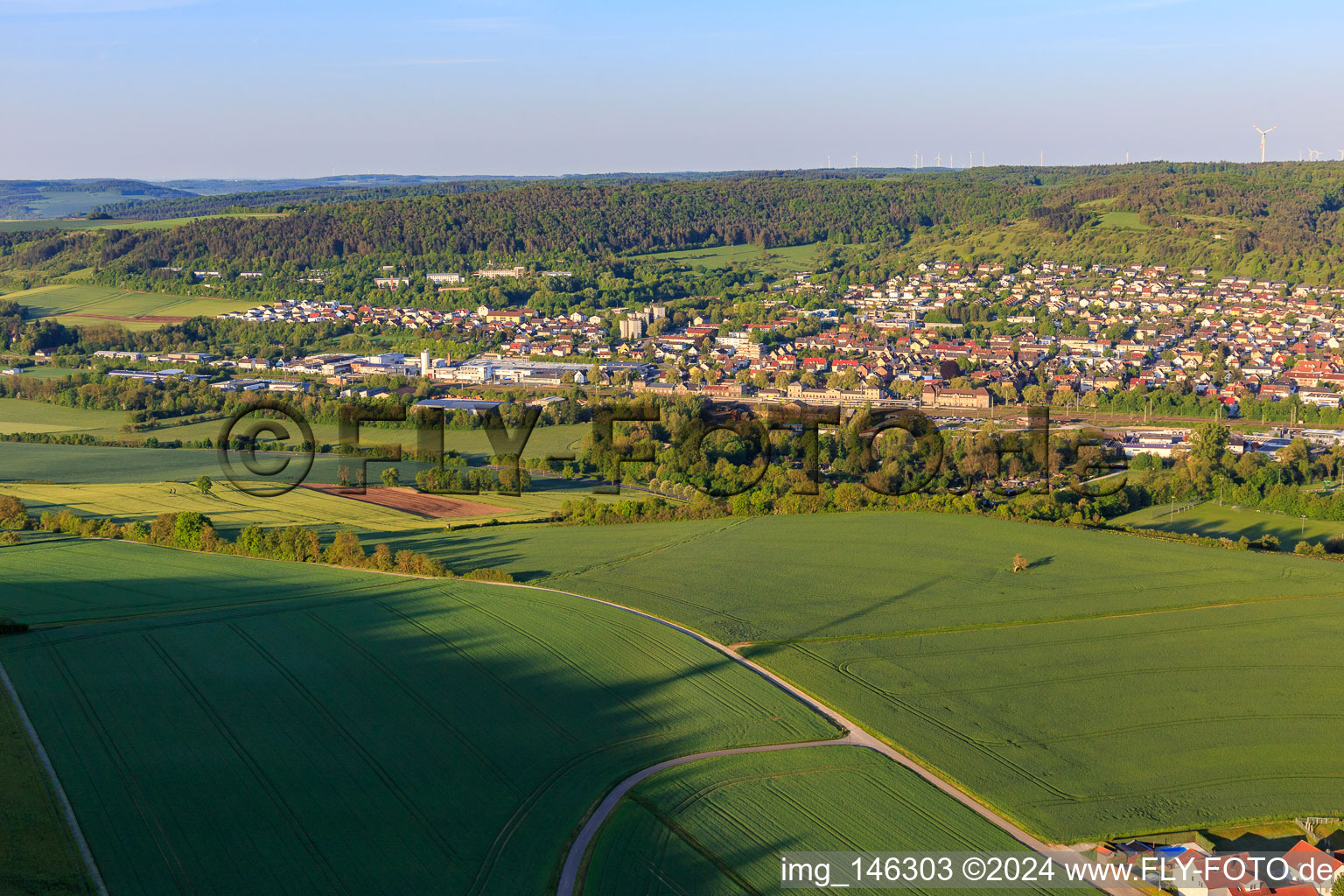 Luftbild von Ortsansicht aus Nordwesten am Morgen im Taubertal im Ortsteil Lauda in Lauda-Königshofen im Bundesland Baden-Württemberg, Deutschland