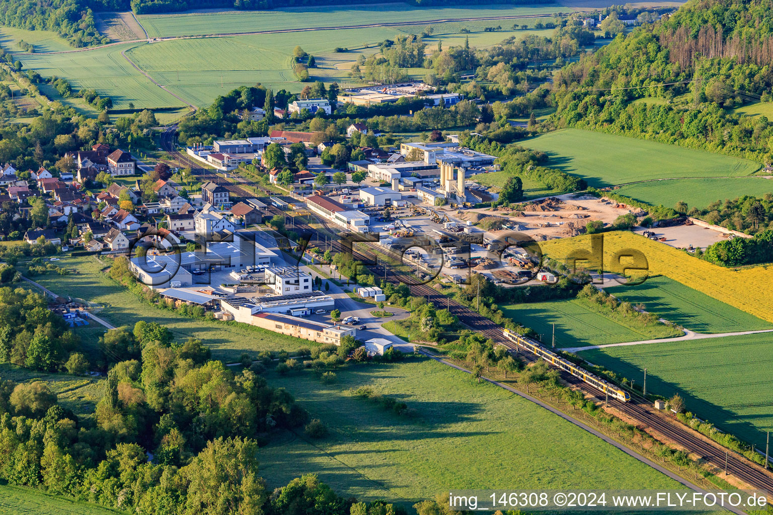 Bahnhof aus Nordwesten im Ortsteil Königshofen in Lauda-Königshofen im Bundesland Baden-Württemberg, Deutschland