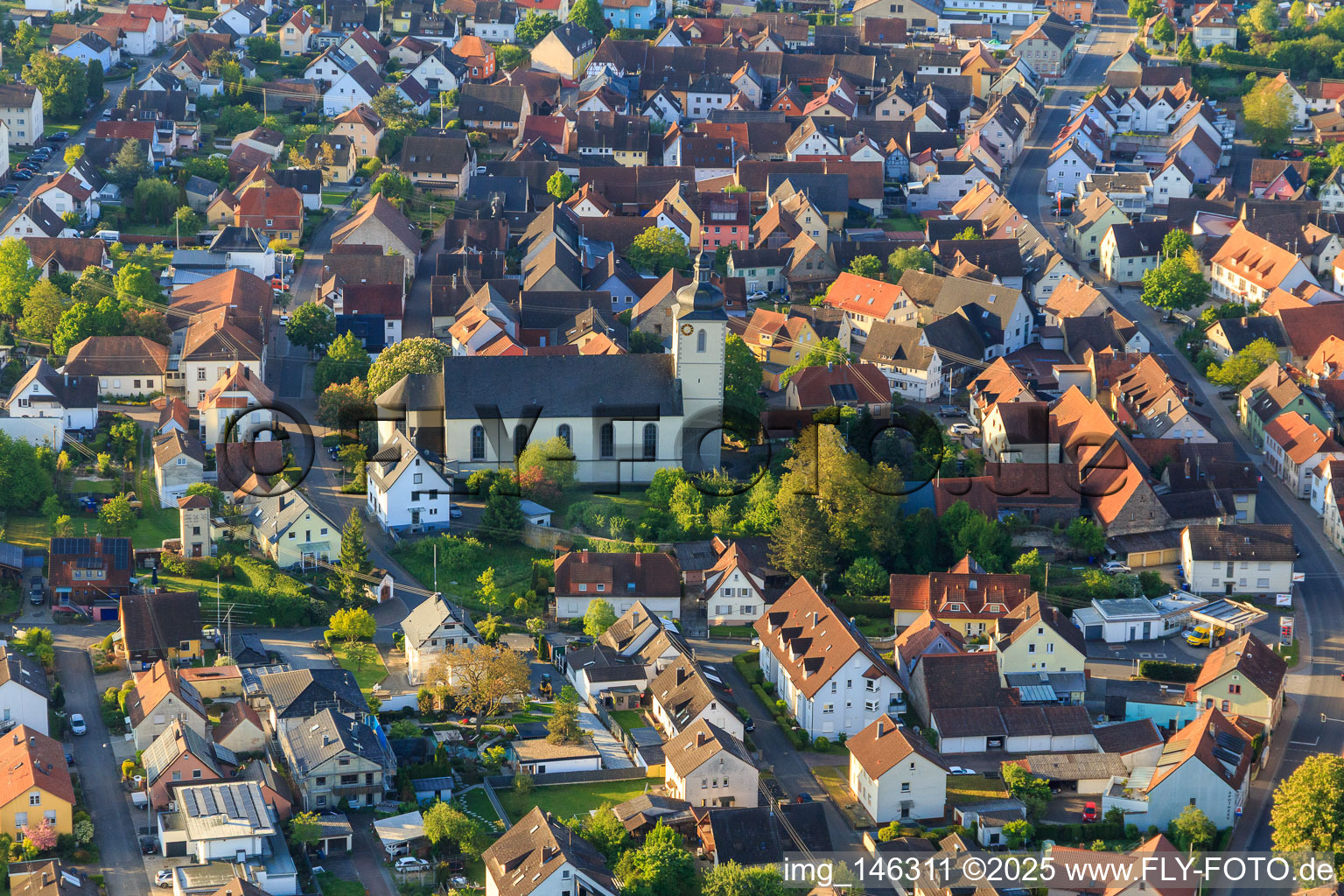 Kirche St. Mauritius in Ortsmitte im Ortsteil Königshofen in Lauda-Königshofen im Bundesland Baden-Württemberg, Deutschland