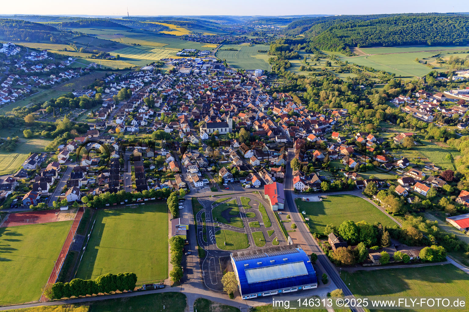Ortsansicht aus Norden am Morgen im Taubertal im Ortsteil Königshofen in Lauda-Königshofen im Bundesland Baden-Württemberg, Deutschland