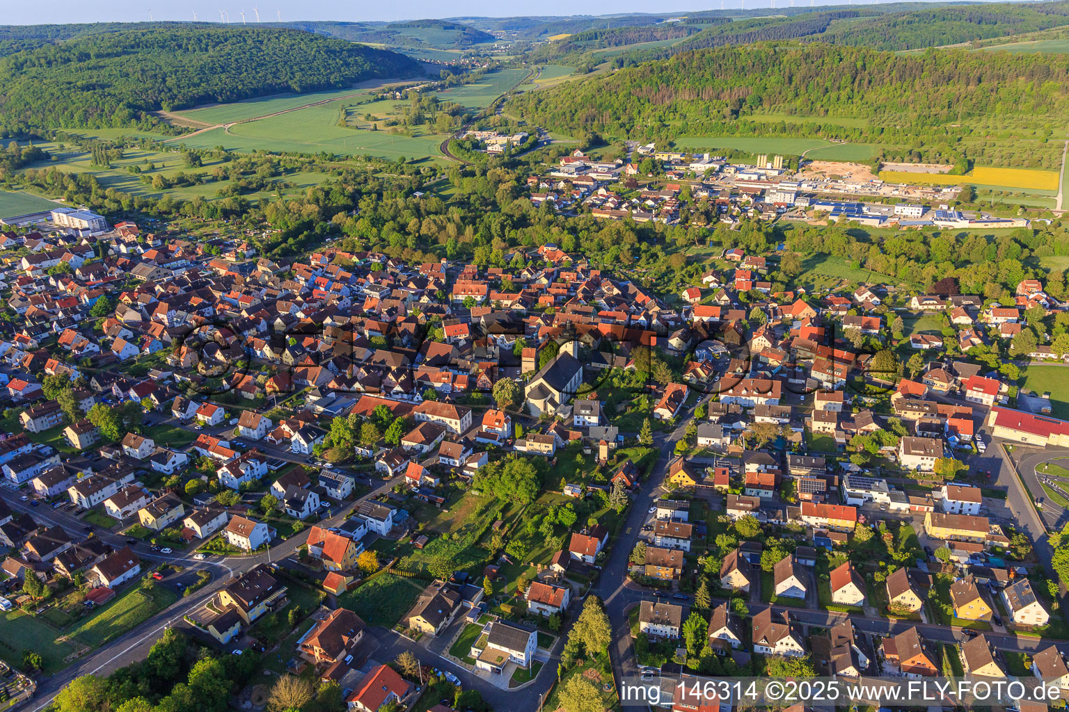 Luftbild von Ortsansicht aus Norden am Morgen im Taubertal im Ortsteil Königshofen in Lauda-Königshofen im Bundesland Baden-Württemberg, Deutschland