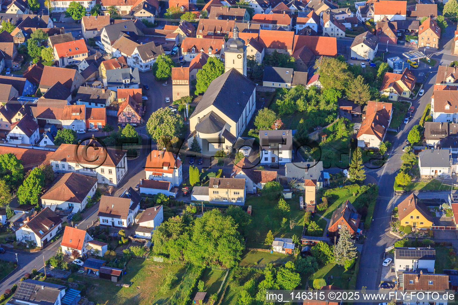 Kirche St. Mauritius von Osten im Ortsteil Königshofen in Lauda-Königshofen im Bundesland Baden-Württemberg, Deutschland