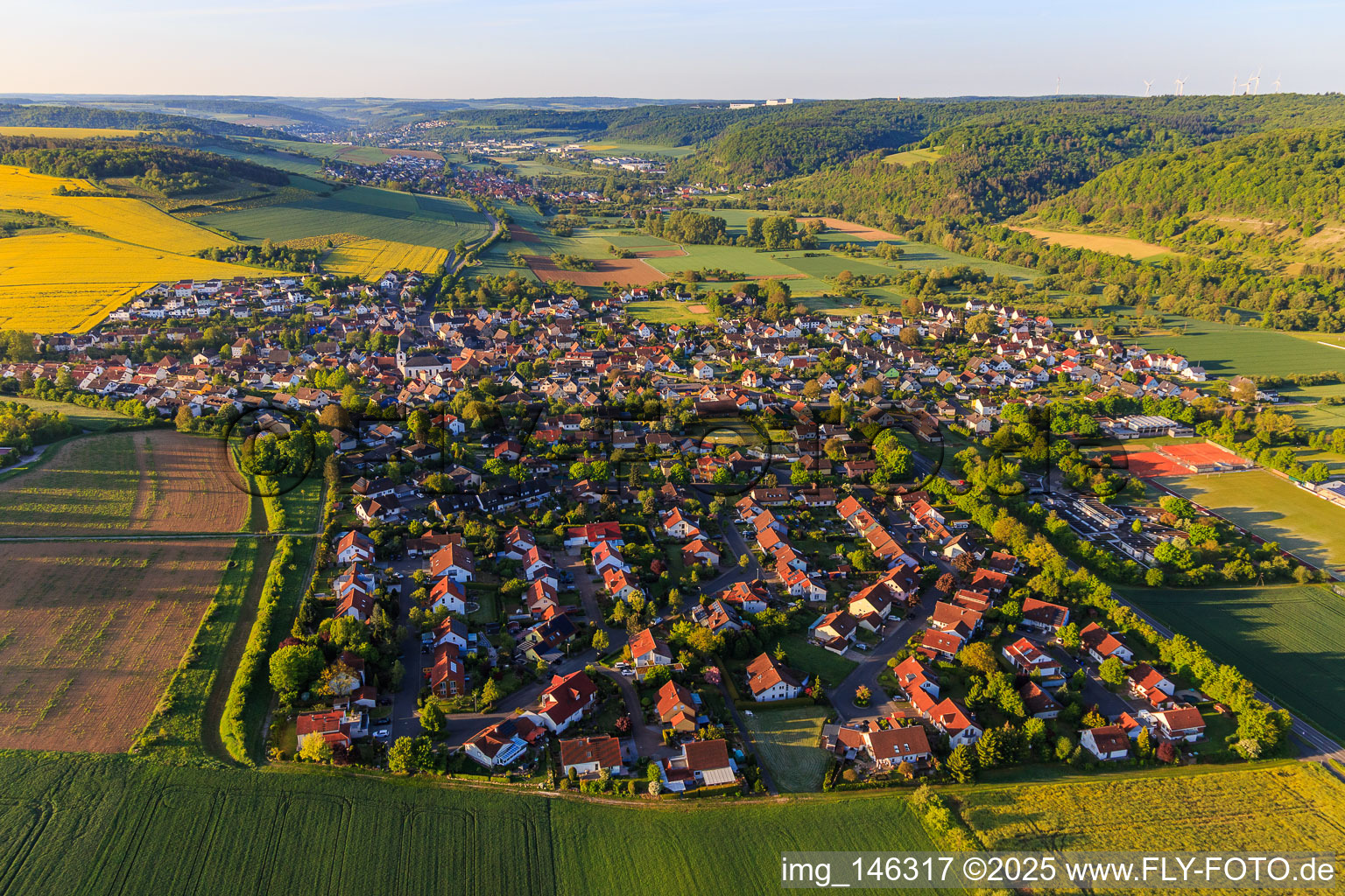 Ortsansicht aus Norden am Morgen im Taubertal im Ortsteil Unterbalbach in Lauda-Königshofen im Bundesland Baden-Württemberg, Deutschland