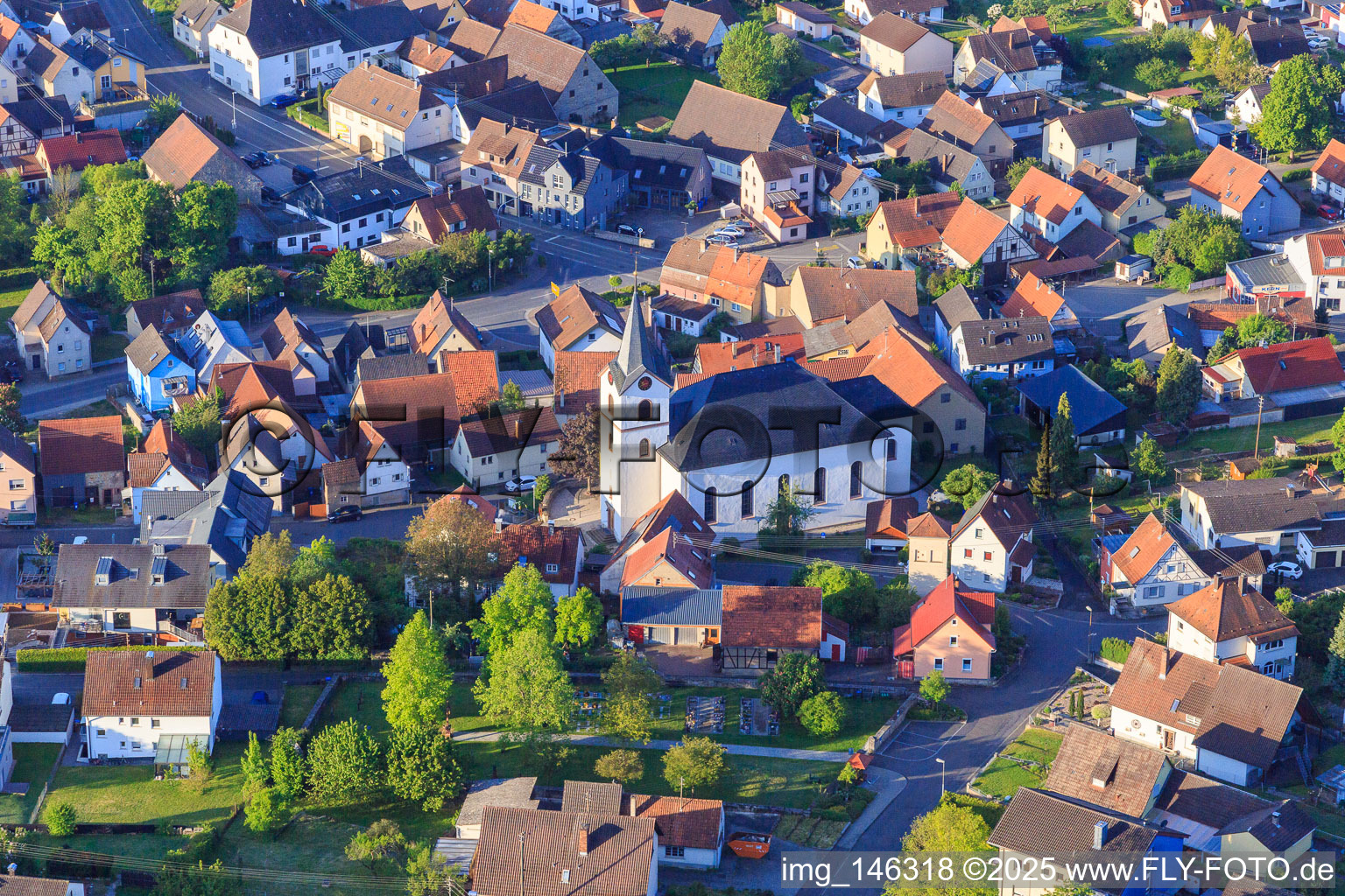 Kirche St. Markus in Ortsmitte im Ortsteil Unterbalbach in Lauda-Königshofen im Bundesland Baden-Württemberg, Deutschland