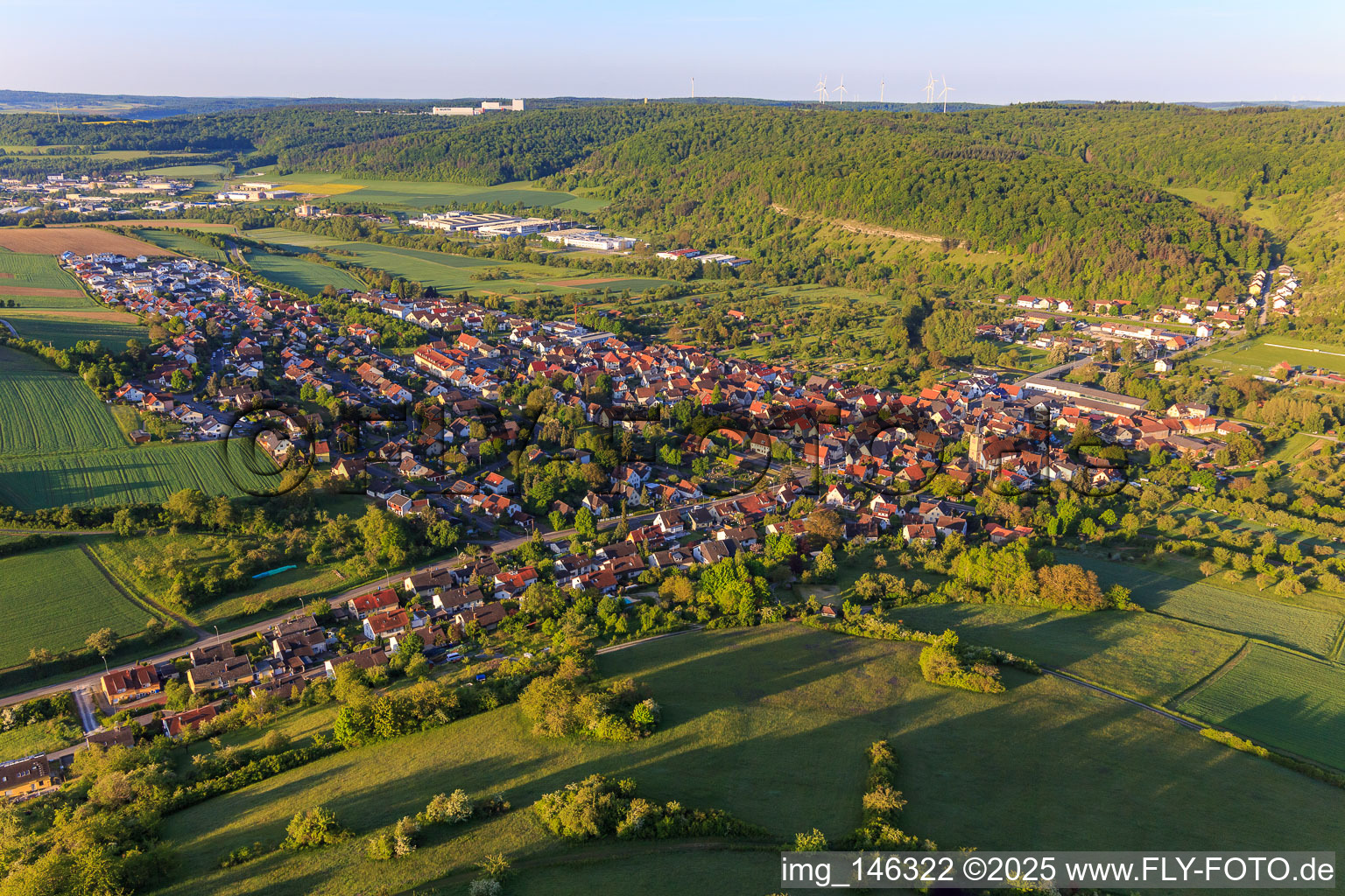 Ortsansicht aus Norden am Morgen im Taubertal im Ortsteil Edelfingen in Bad Mergentheim im Bundesland Baden-Württemberg, Deutschland