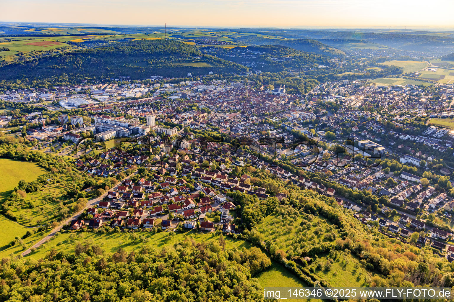 Stadtansicht im Taubertal am Morgen aus Südwesten in Bad Mergentheim im Bundesland Baden-Württemberg, Deutschland