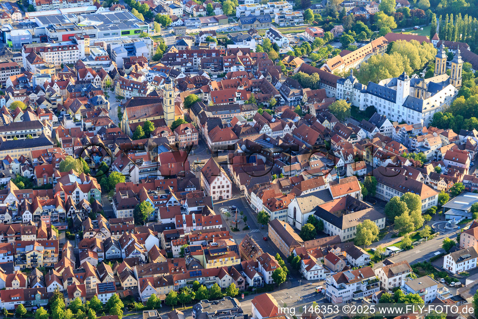 Altstadt mit Altes Rathaus, Marktplatz, Zwillingshäuser und Münster St. Johannes in Bad Mergentheim im Bundesland Baden-Württemberg, Deutschland