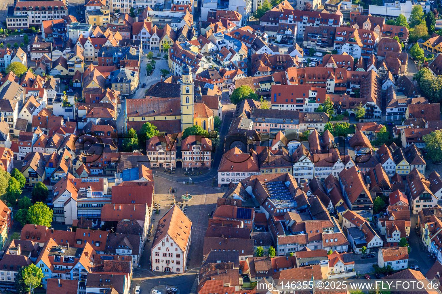 Luftbild von Altstadt mit Altes Rathaus, Marktplatz, Zwillingshäuser und Münster St. Johannes in Bad Mergentheim im Bundesland Baden-Württemberg, Deutschland