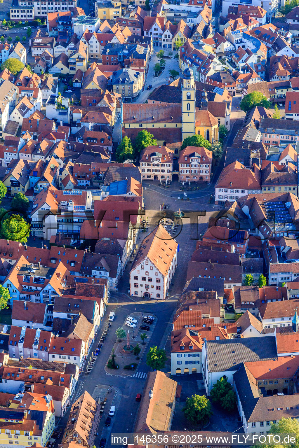 Luftaufnahme von Altstadt mit Altes Rathaus, Marktplatz, Zwillingshäuser und Münster St. Johannes in Bad Mergentheim im Bundesland Baden-Württemberg, Deutschland