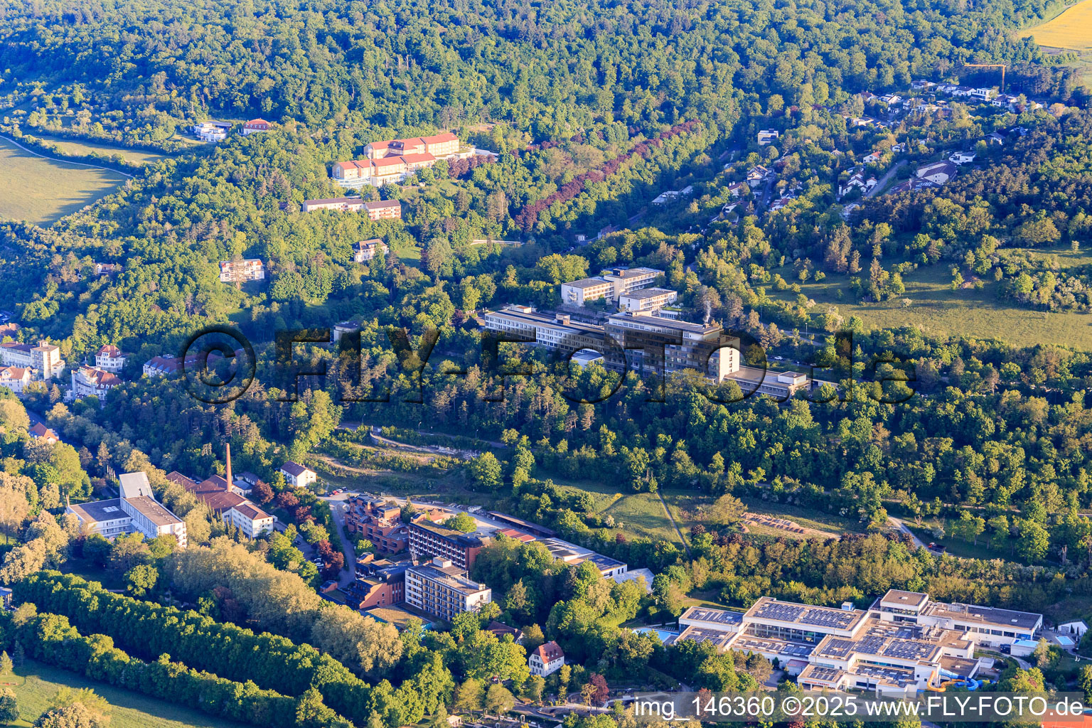 Rehaklinik Ob der Tauber, dahinter  Reha-Zentrum Bad Mergentheim, Klinik Taubertal - Deutsche Rentenversicherung Bund im Bundesland Baden-Württemberg, Deutschland