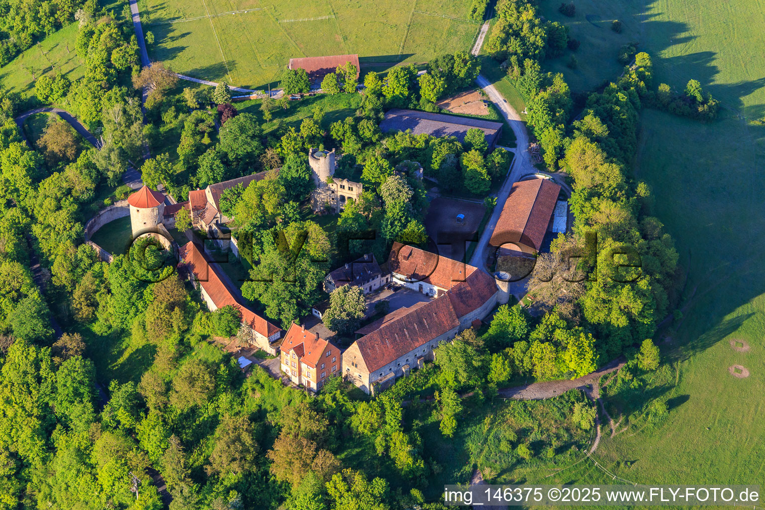 Burg Neuhaus in Igersheim im Bundesland Baden-Württemberg, Deutschland von oben