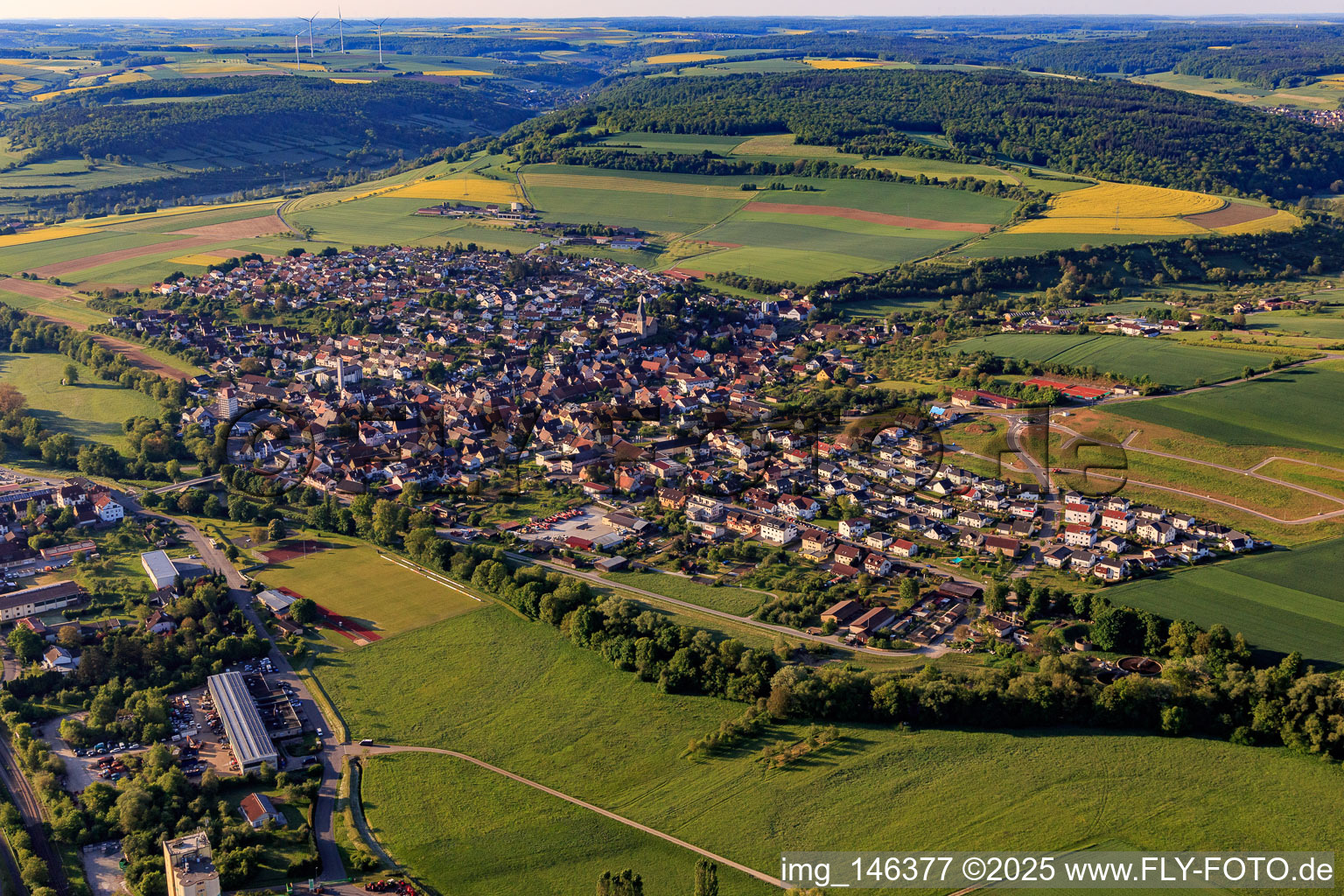Ortsansicht im Taubertal aus Nordwesten im Ortsteil Markelsheim in Bad Mergentheim im Bundesland Baden-Württemberg, Deutschland