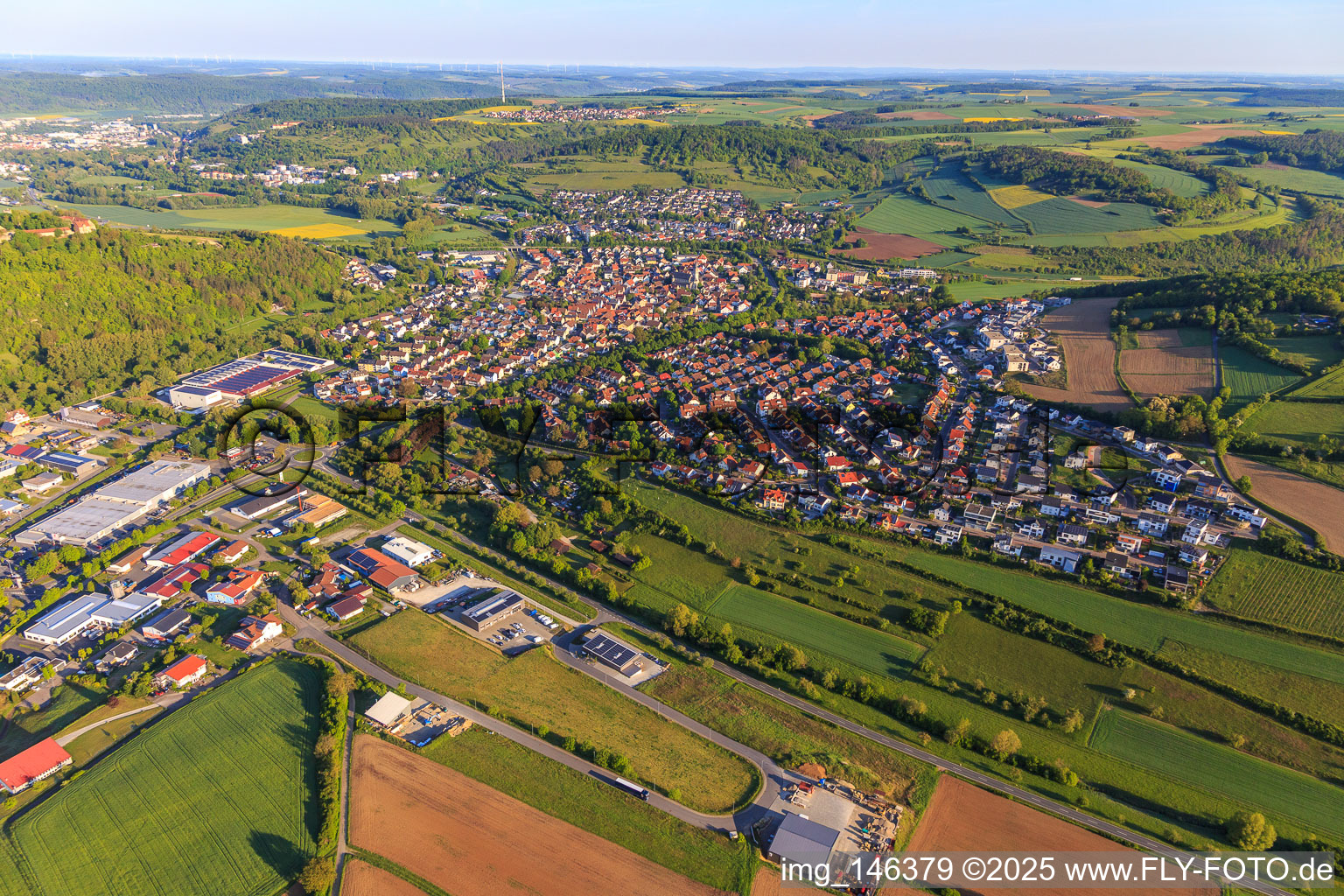Ortsansicht im Taubertal aus Südosten in Igersheim im Bundesland Baden-Württemberg, Deutschland