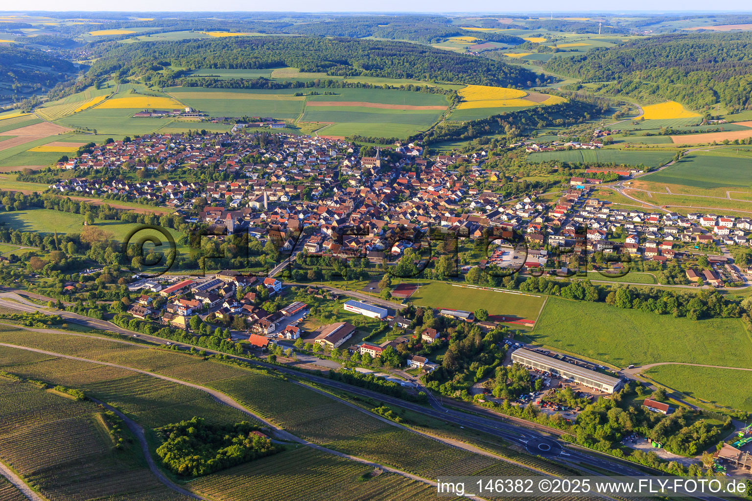 Ortsansicht im Taubertal aus Norden im Ortsteil Markelsheim in Bad Mergentheim im Bundesland Baden-Württemberg, Deutschland