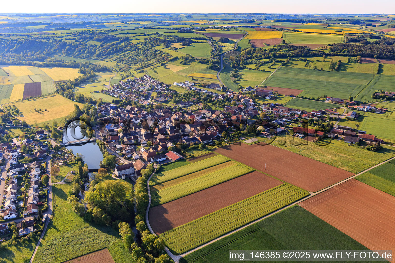 Luftbild von Ortsansicht mit Tauberstrand aus Westen im Ortsteil Elpersheim in Weikersheim im Bundesland Baden-Württemberg, Deutschland