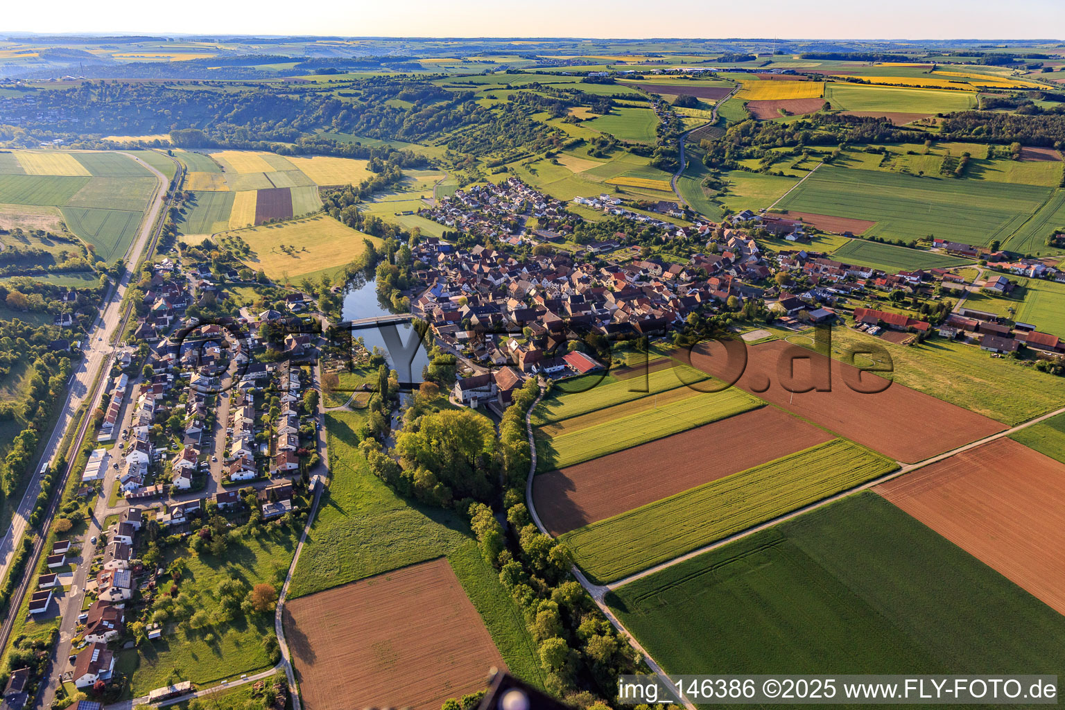 Luftaufnahme von Ortsansicht mit Tauberstrand aus Westen im Ortsteil Elpersheim in Weikersheim im Bundesland Baden-Württemberg, Deutschland