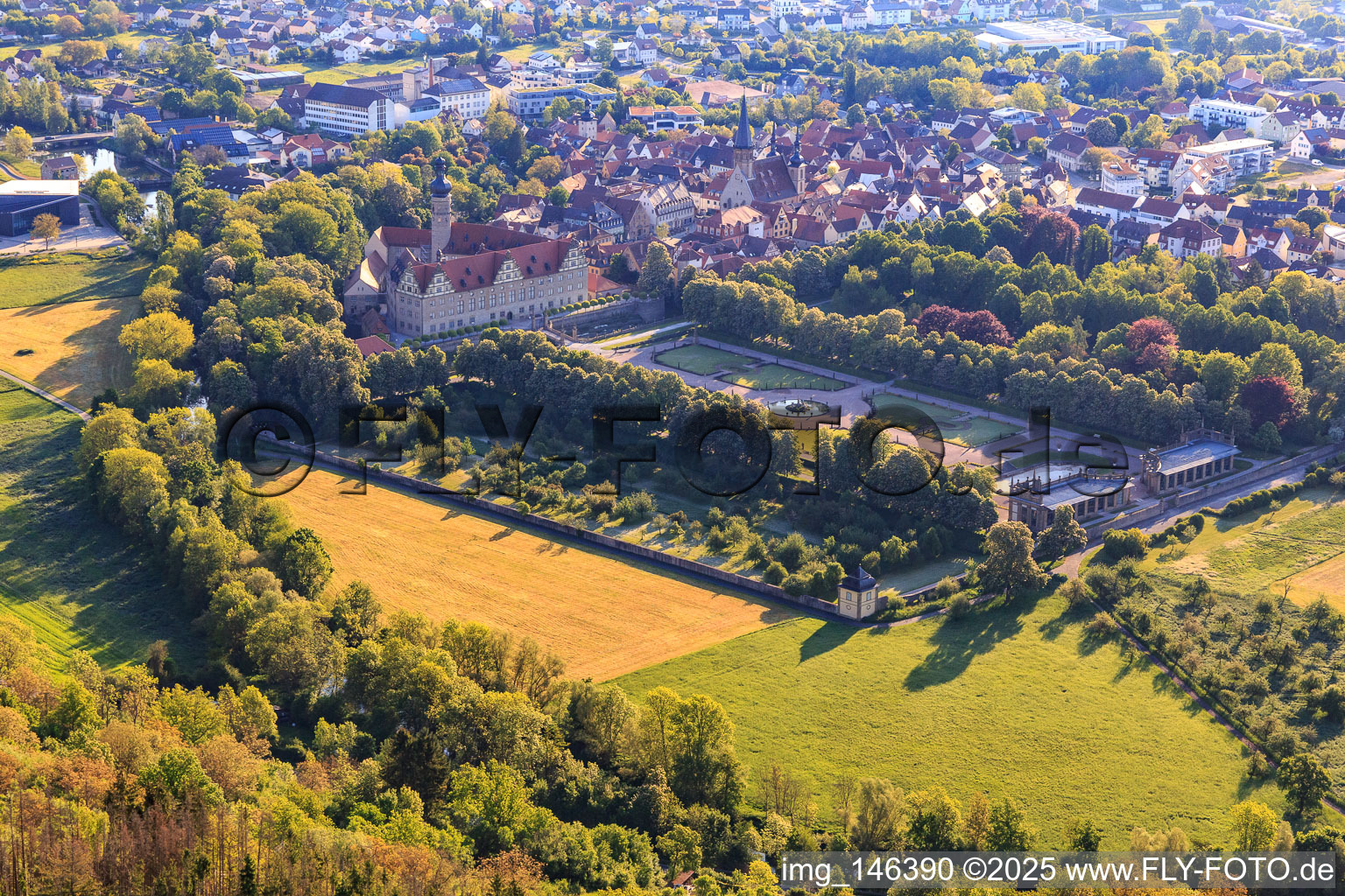 Schloss und Schlossgarten Weikersheim (Schloss des Grafen Wolfgang von Hohenlohe aus dem 17. Jh. mit prachtvollem Rittersaal und Garten mit Statuen.) im Bundesland Baden-Württemberg, Deutschland