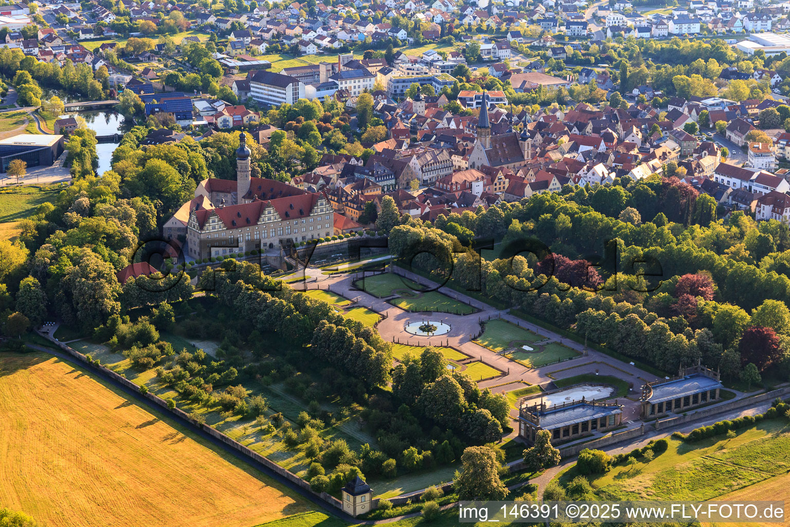 Luftbild von Schloss und Schlossgarten Weikersheim (Schloss des Grafen Wolfgang von Hohenlohe aus dem 17. Jh. mit prachtvollem Rittersaal und Garten mit Statuen.) im Bundesland Baden-Württemberg, Deutschland
