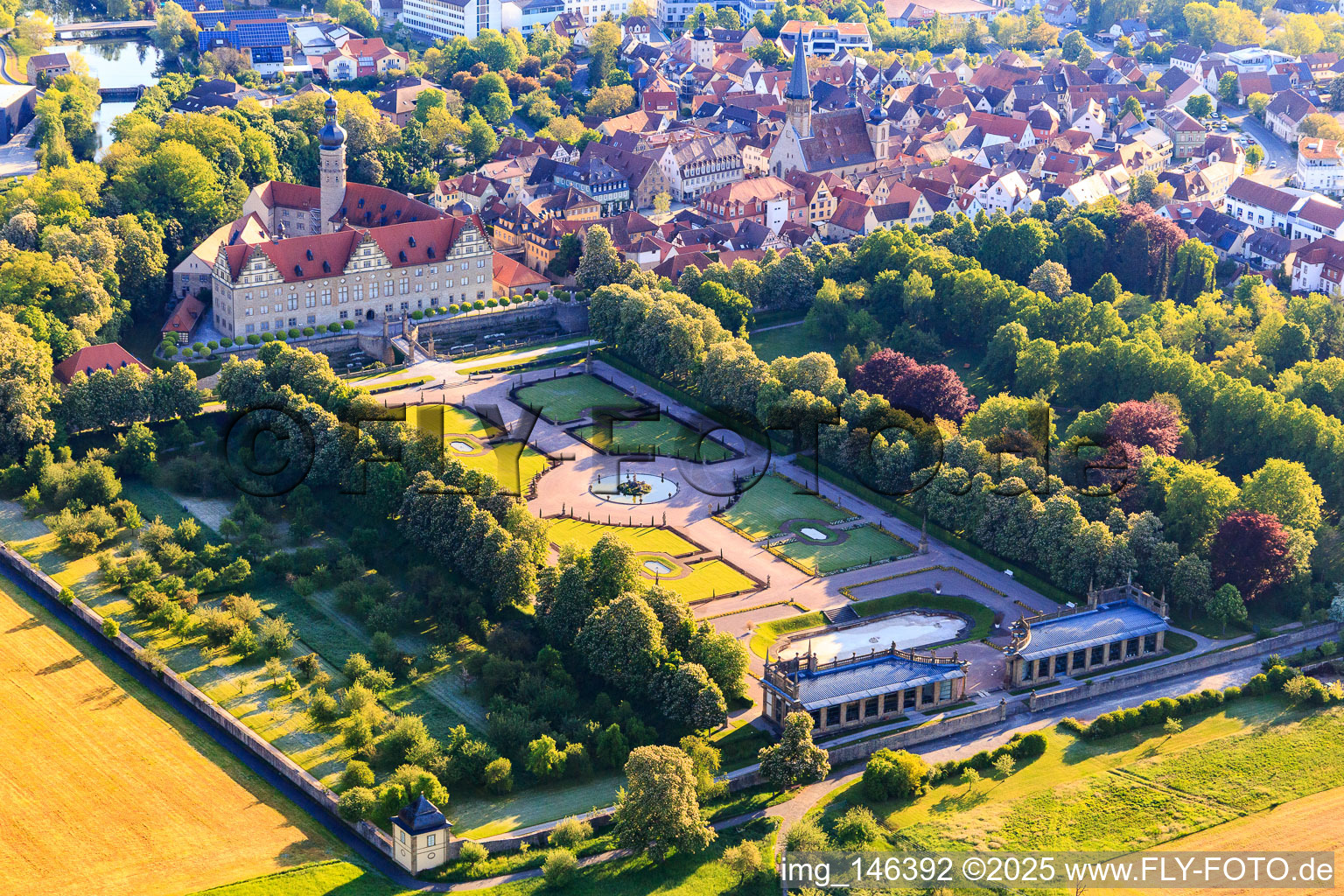Luftaufnahme von Schloss und Schlossgarten Weikersheim (Schloss des Grafen Wolfgang von Hohenlohe aus dem 17. Jh. mit prachtvollem Rittersaal und Garten mit Statuen.) im Bundesland Baden-Württemberg, Deutschland