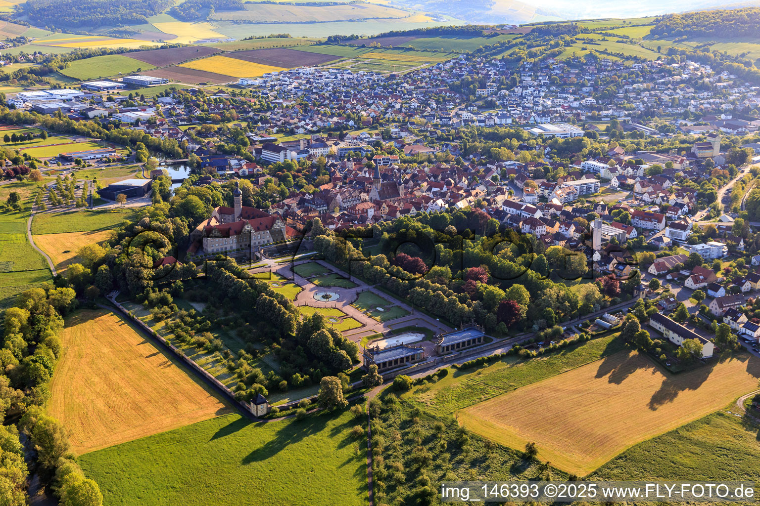Schrägluftbild von Schloss und Schlossgarten Weikersheim (Schloss des Grafen Wolfgang von Hohenlohe aus dem 17. Jh. mit prachtvollem Rittersaal und Garten mit Statuen.) im Bundesland Baden-Württemberg, Deutschland