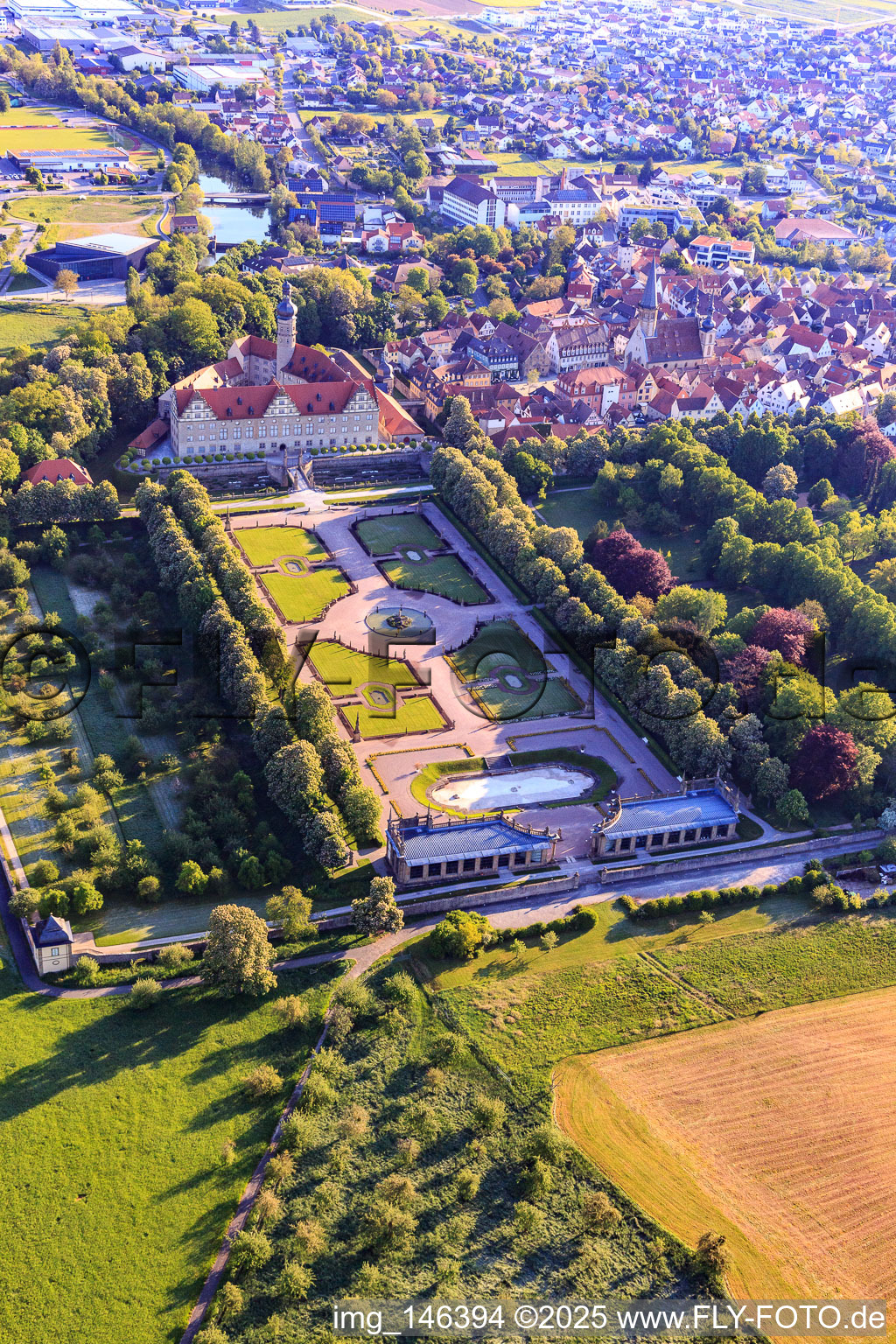 Schloss und Schlossgarten Weikersheim (Schloss des Grafen Wolfgang von Hohenlohe aus dem 17. Jh. mit prachtvollem Rittersaal und Garten mit Statuen.) im Bundesland Baden-Württemberg, Deutschland von oben