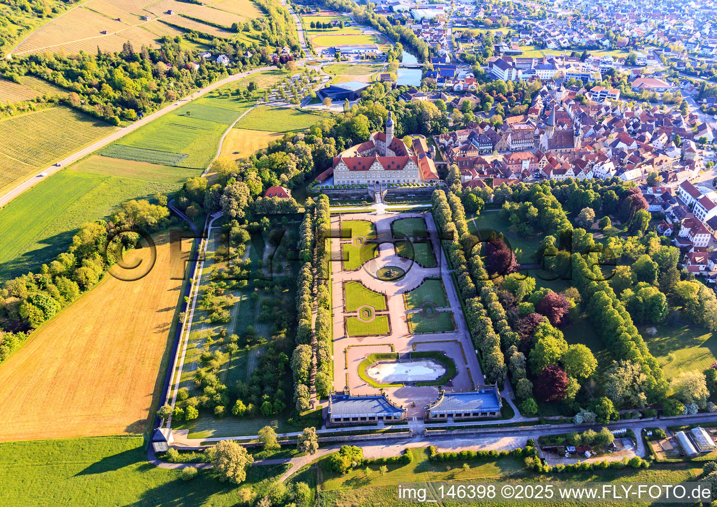 Schloss und Schlossgarten Weikersheim (Schloss des Grafen Wolfgang von Hohenlohe aus dem 17. Jh. mit prachtvollem Rittersaal und Garten mit Statuen.) im Bundesland Baden-Württemberg, Deutschland aus der Luft